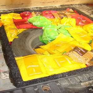 Ţigări şi tutun pentru narghilea, descoperite ascunse într-un microbuz la P.T.F. Siret