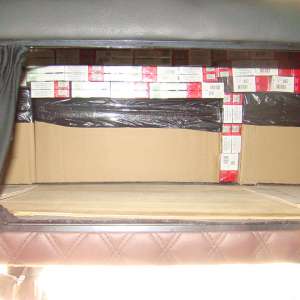 Ţigări şi tutun pentru narghilea, descoperite ascunse într-un microbuz la P.T.F. Siret