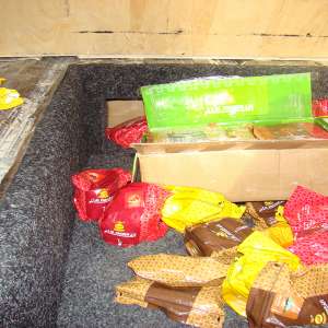 Ţigări şi tutun pentru narghilea, descoperite ascunse într-un microbuz la P.T.F. Siret