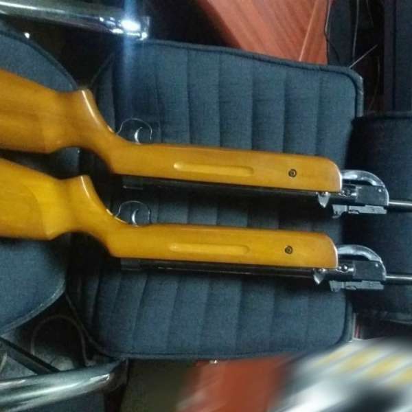 Arme neletale, ascunse în portbagajul unui autoturism, descoperite la P.T.F. Sculeni
