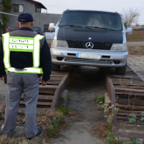 Mercedes Vito neînmatriculat, descoperit la Dersca
