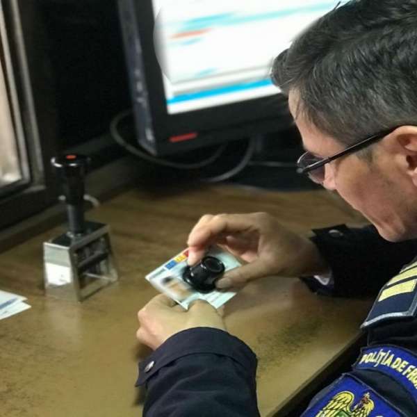 Carte de identitate falsă, descoperită la controlul de frontieră