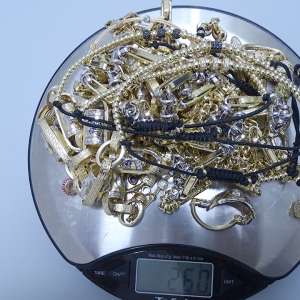 Bijuterii din metal alb și galben, susceptibile a fi din aur, descoperite la P.T.F. Giurgiu