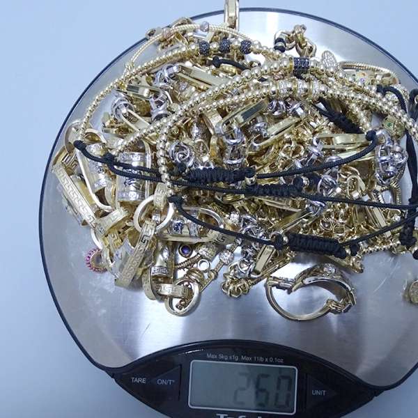 Bijuterii din metal alb și galben, susceptibile a fi din aur, descoperite la P.T.F. Giurgiu