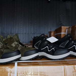 Încălţăminte şi articole vestimentare susceptibile a fi contrafăcute, confiscate în Portul Constanţa Sud Agigea