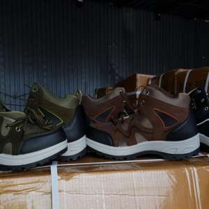 Încălţăminte şi articole vestimentare susceptibile a fi contrafăcute, confiscate în Portul Constanţa Sud Agigea