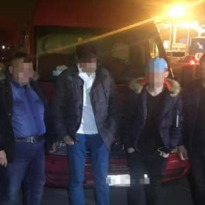 Patru cetățeni străini intenţionau să iasă ilegal din România,  ascunși în interiorul unei autoutilitare