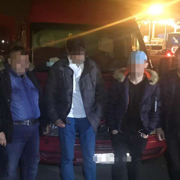 Patru cetățeni străini intenţionau să iasă ilegal din România, ascunși în interiorul unei autoutilitare
