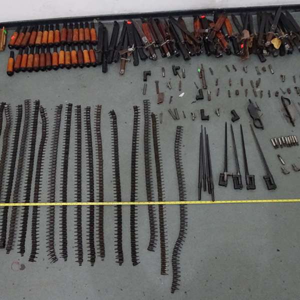 Mecanisme și dispozitive de armament, ascunse într-un autoturism, descoperite la P.T.F. Giurgiu