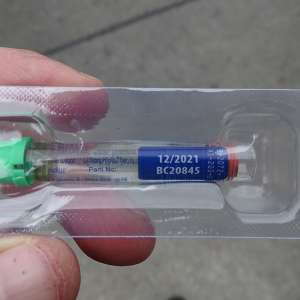 Fiole ce conţineau o substanță anabolizantă, descoperite de poliţiştii de frontieră