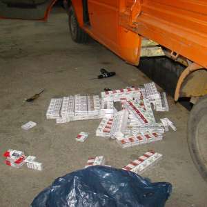 Ţigări ascunse în autoturisme depistate în P.T.F. Siret și la frontiera verde