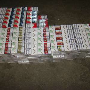 Ţigări ascunse în autoturisme depistate în P.T.F. Siret și la frontiera verde