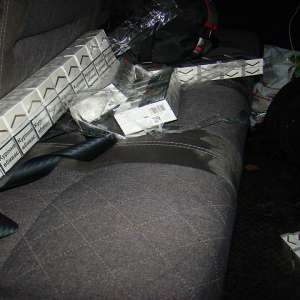 Ţigări ascunse în autoturisme depistate în P.T.F. Siret și la frontiera verde