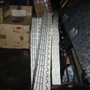 Ţigări ascunse în autoturisme depistate în P.T.F. Siret și la frontiera verde