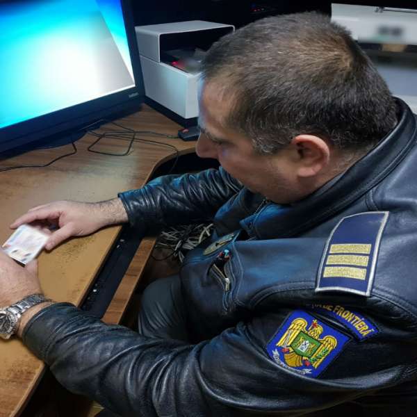 Pieton cu permis de conducere fals, descoperit la volan