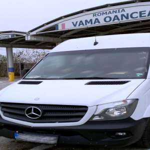 Alcool şi ţigări de contrabandă, descoperite ascunse într-un microbuz