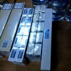 Alcool şi ţigări de contrabandă, descoperite ascunse într-un microbuz