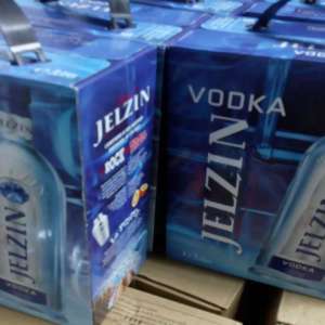 Alcool şi ţigări de contrabandă, descoperite ascunse într-un microbuz