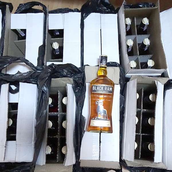 232 de sticle cu alcool descoperite în cabina unui camion, la P.T.F. Calafat