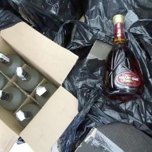 232 de sticle cu alcool descoperite în cabina unui camion, la P.T.F. Calafat