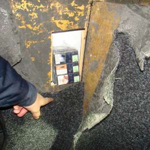 Ţigări de contrabandă descoperite ascunse în pereţii şi podeaua unui microbuz