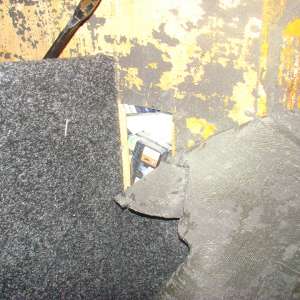 Ţigări de contrabandă descoperite ascunse în pereţii şi podeaua unui microbuz