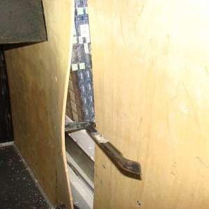 Ţigări de contrabandă descoperite ascunse în pereţii şi podeaua unui microbuz