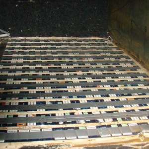 Ţigări de contrabandă descoperite ascunse în pereţii şi podeaua unui microbuz