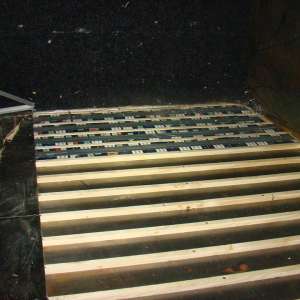 Ţigări de contrabandă descoperite ascunse în pereţii şi podeaua unui microbuz