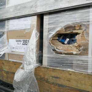 Mii de baxuri cu pachete de țigări, disimulate în colete cu rigips și vată minerală în două automarfare