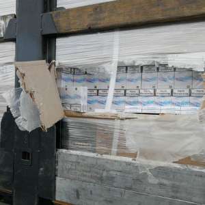 Mii de baxuri cu pachete de țigări, disimulate în colete cu rigips și vată minerală în două automarfare