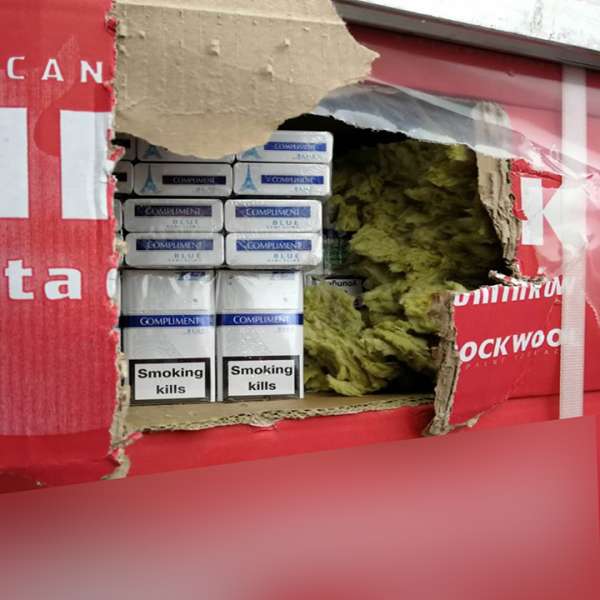 Mii de baxuri cu pachete de țigări, disimulate în colete cu rigips și vată minerală în două automarfare