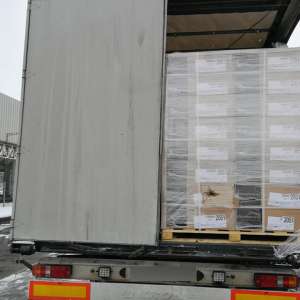 Mii de baxuri cu pachete de țigări, disimulate în colete cu rigips și vată minerală în două automarfare