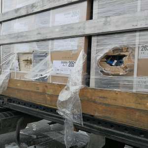 Mii de baxuri cu pachete de țigări, disimulate în colete cu rigips și vată minerală în două automarfare