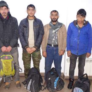 Patru cetățeni din Pakistan şi Afganistan, descoperiți ascunși într-un autocamion la P.T.F. Giurgiu