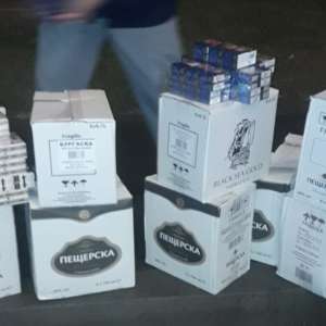 Ţigări și sticle cu alcool descoperite ascunse sub cutii cu prăjituri, la P.T.F. Calafat