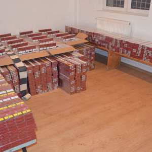 Peste 15.000 de pachete cu țigări descoperite de poliţiştii de frontieră