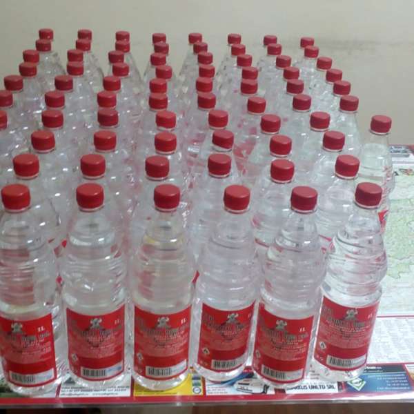 77 de sticle cu alcool etilic ascunse într-un autoturism, descoperite de poliţiştii de frontieră