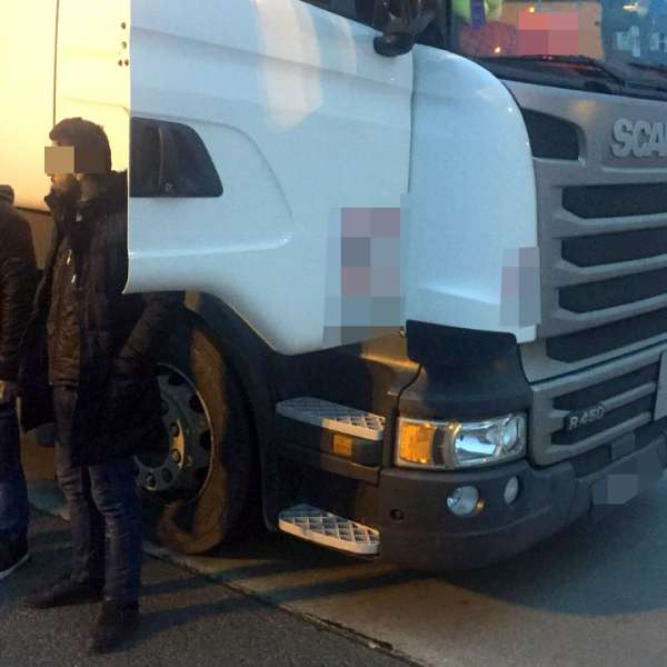 Doi cetățeni străini, ascunși în cabina unui automarfar, depistaţi la Nădlac