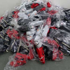 Textile, încălțăminte și parfumuri, susceptibile a fi contrafăcute, confiscate de polițiștii de frontieră giurgiuveni