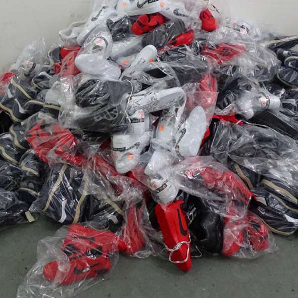 Textile, încălțăminte și parfumuri, susceptibile a fi contrafăcute, confiscate de polițiștii de frontieră giurgiuveni