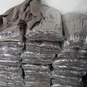 Textile, încălțăminte și parfumuri, susceptibile a fi contrafăcute, confiscate de polițiștii de frontieră giurgiuveni