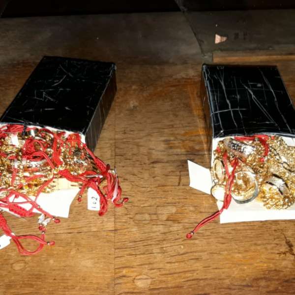 Aproximativ 600 grame bijuterii din metal galben, fără documente legale, descoperite de polițiștii de frontieră în P.T.F. Ostrov