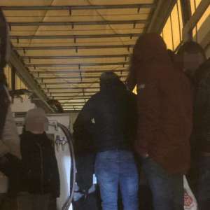 Douăzeci şi patru de cetățeni străini ascunși într-un automarfar, depistaţi de poliţiştii de frontieră