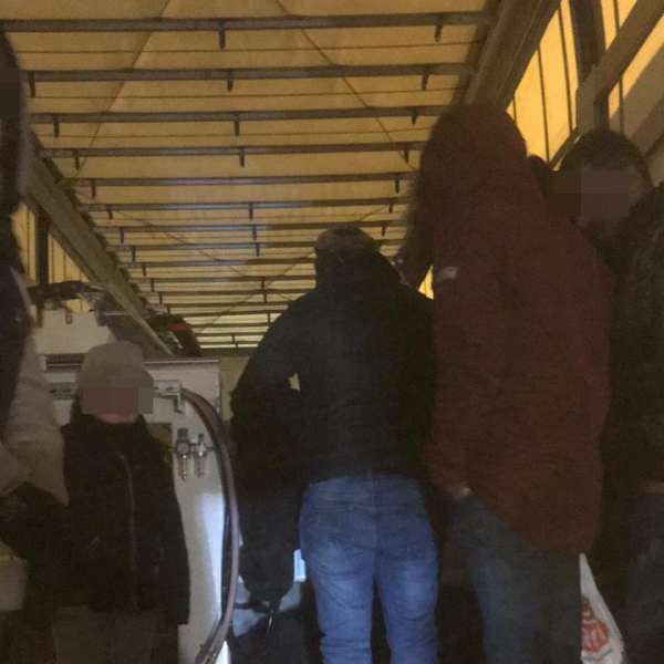 Douăzeci şi patru de cetățeni străini ascunși într-un automarfar, depistaţi de poliţiştii de frontieră