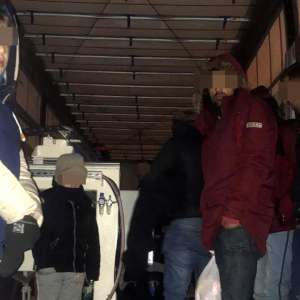 Douăzeci şi patru de cetățeni străini ascunși într-un automarfar, depistaţi de poliţiştii de frontieră