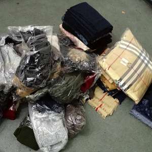 Textile și parfumuri, susceptibile a fi contrafăcute, confiscate de polițiștii de frontieră