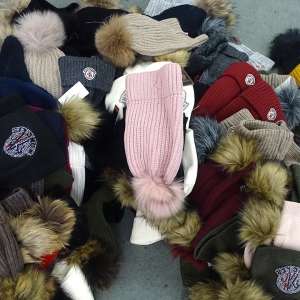 Textile și parfumuri, susceptibile a fi contrafăcute, confiscate de polițiștii de frontieră