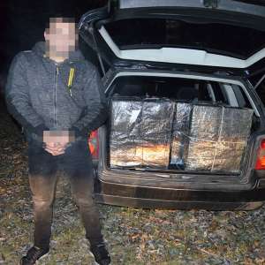 Ţigări de contrabandă transportate cu drona, abandonate în cimitir