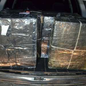 Ţigări de contrabandă transportate cu drona, abandonate în cimitir